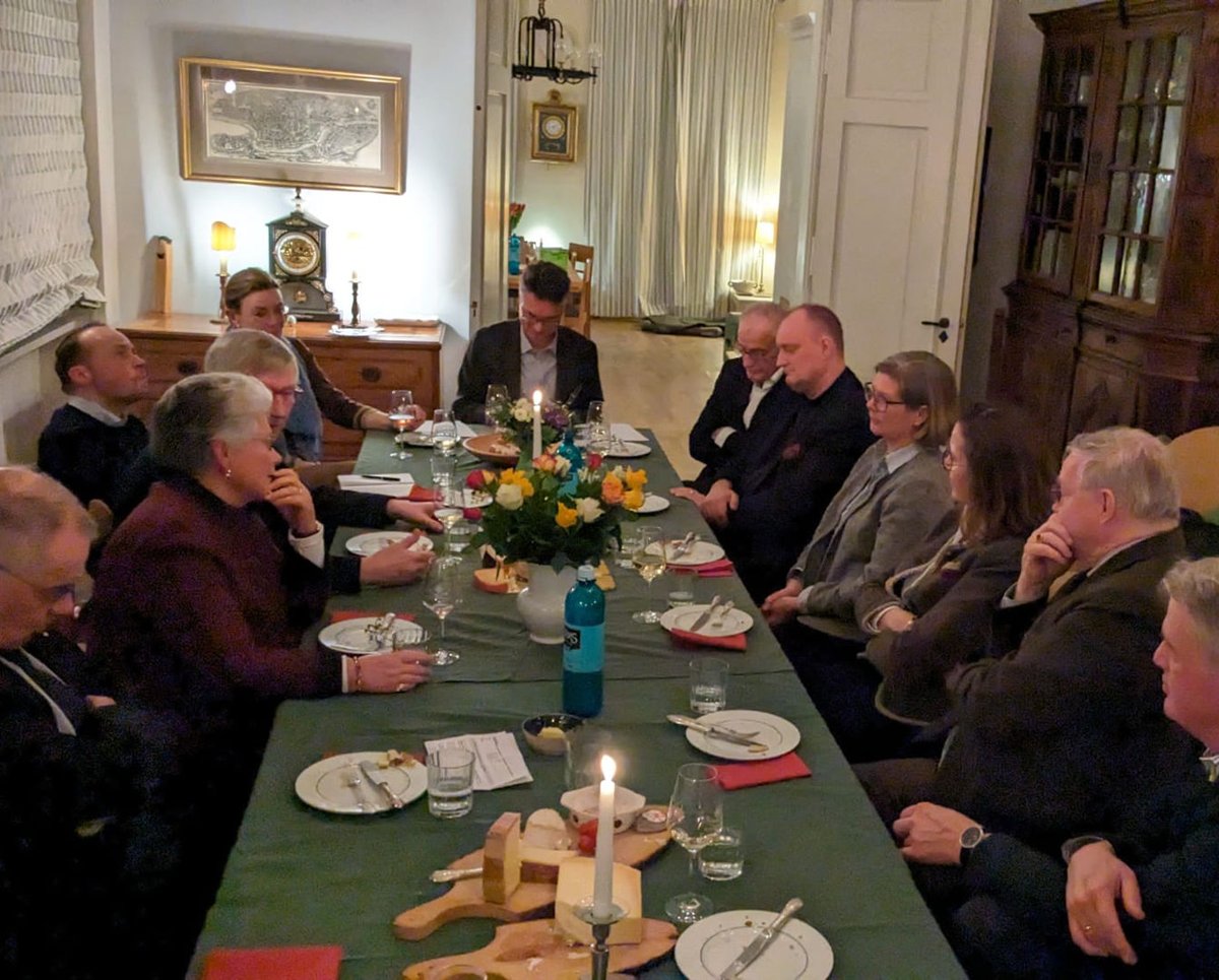 Muntere Diskussion am Kaminabend des <a href="/EvUnternehmer/">Arbeitskreis Evangelischer Unternehmer</a> #AEU Rhein-Main bei Conrad Mauritz: #Demokratie  braucht #Religion. 🤔 Braucht Religion Demokratie? Religion und Demokratie kommen ohne einander aus, aber Demokratie braucht einen Wertekompass, den eine Religion liefern kann.😯