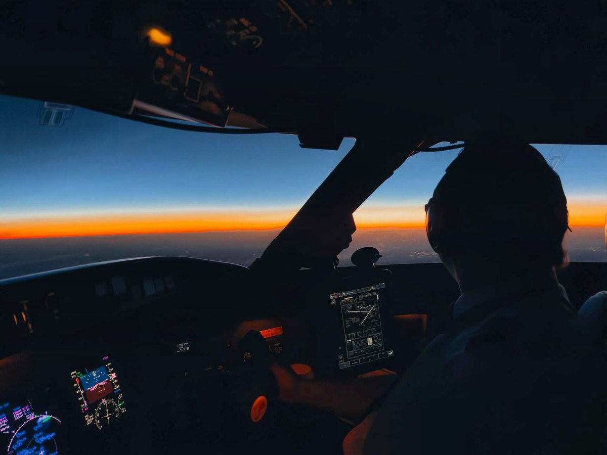 iFlyCAE's tweet photo. Every wonder what a sunrise looks like from a pilotโs point of view? ๐ Check out this capture from @united pilot @pilot.tej on a recent flight from CAE!
#FlyLocal #FlyWithEase #FlyCAE https://t.co/idoYp04LS3