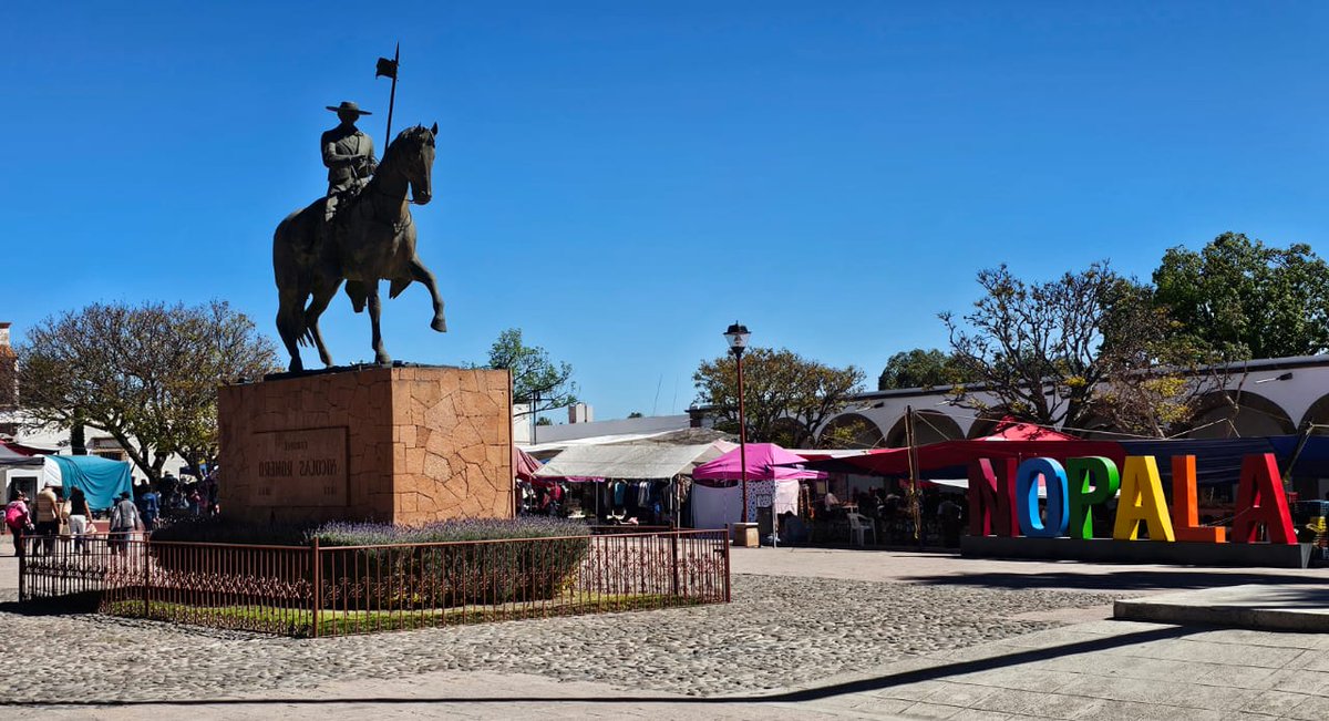 amzenteno's tweet photo. Estamos en #NopalaDeVillagrán, donde continuamos con actividades de los programas sociales del @GobiernoMX

Afortunadamente hoy tenemos la oportunidad de recorrer sus calles y con gusto admirar estás imágenes que nos recuerdan la importancia de apoyar al comercio local. 🫚🌽🍎🥕 https://t.co/3yI3vLaZFG