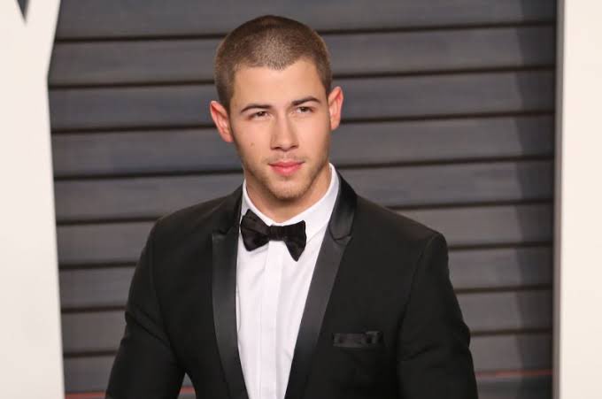 .<a href="/NickJonasMWR/">Nick Jonas</a> fotografado no tapete vermelho do #OscarMWR