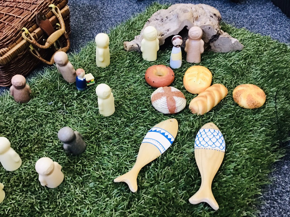 EYFSSJV's tweet photo. In RE, we have been learning about one of Jesus’ miracles where he fed 5,000 people with only 5 loaves 🥖 and two fish 🐟 🧺 Today, we shared a story called ‘The Boy Who Shared His Sandwich’ and told the story through Godly play ✝️ #SJVRE https://t.co/kOkcVdfDmQ