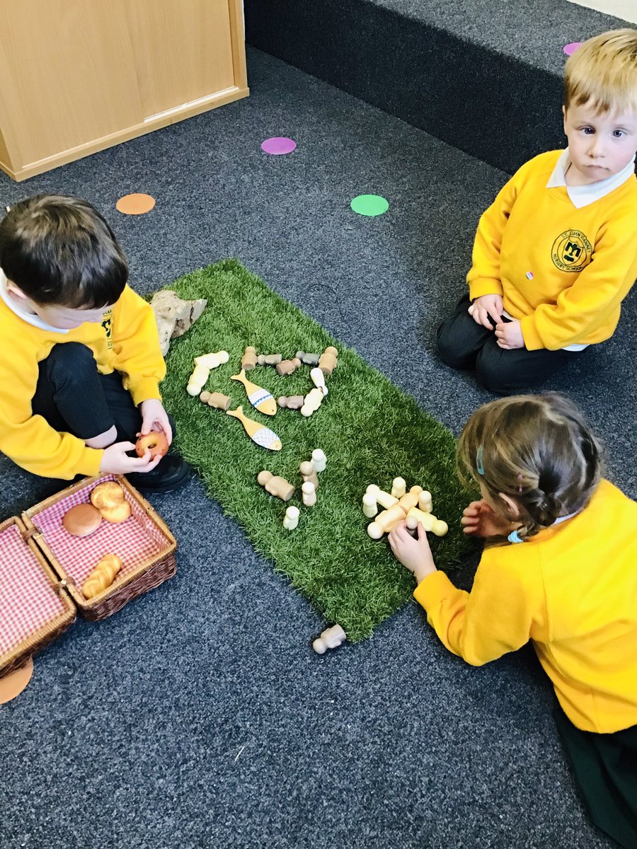 EYFSSJV's tweet photo. In RE, we have been learning about one of Jesus’ miracles where he fed 5,000 people with only 5 loaves 🥖 and two fish 🐟 🧺 Today, we shared a story called ‘The Boy Who Shared His Sandwich’ and told the story through Godly play ✝️ #SJVRE https://t.co/kOkcVdfDmQ
