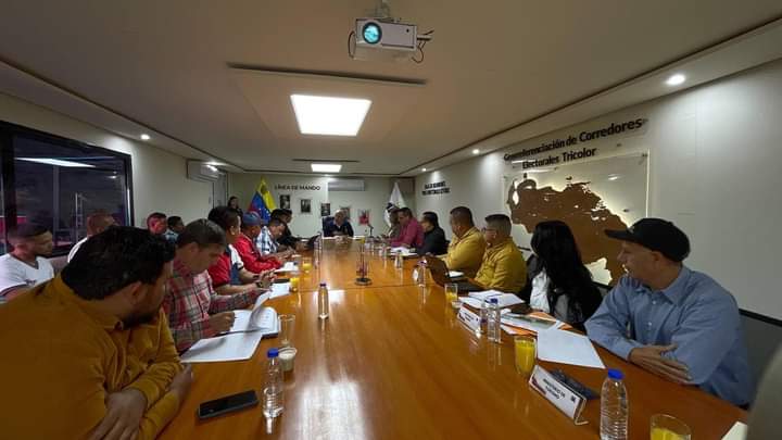 DonaireDonald_'s tweet photo. #5Febrero  #DeLaManoConElPueblo #CalabozoTricentenario Hoy Mesa de Trabajo con nuestro Ministro @GRaulparedes nuestro Ingeniero Municipal y @obras_guarico
@NicolasMaduro
 @josemvasquez
 @dcabellor
#PorAmorAMiranda #HechosNoPalabras @jorgerpsuv 
@JoseGVielmaMora  @RMarcoTorres https://t.co/1ENA3K05oq