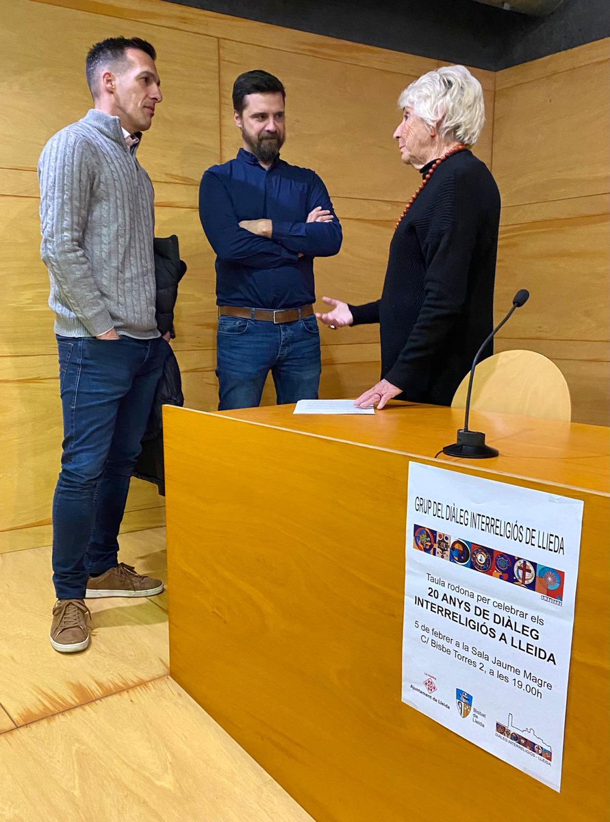 XavierEstradaF1's tweet photo. Publicació dels 20 anys de diàleg interreligiós a Lleida. Les societats democràtiques i pluralistes fiquen les persones al centre per a una bona convivència.
#dialeg #convivencia #religio https://t.co/36GBqEJVQd
