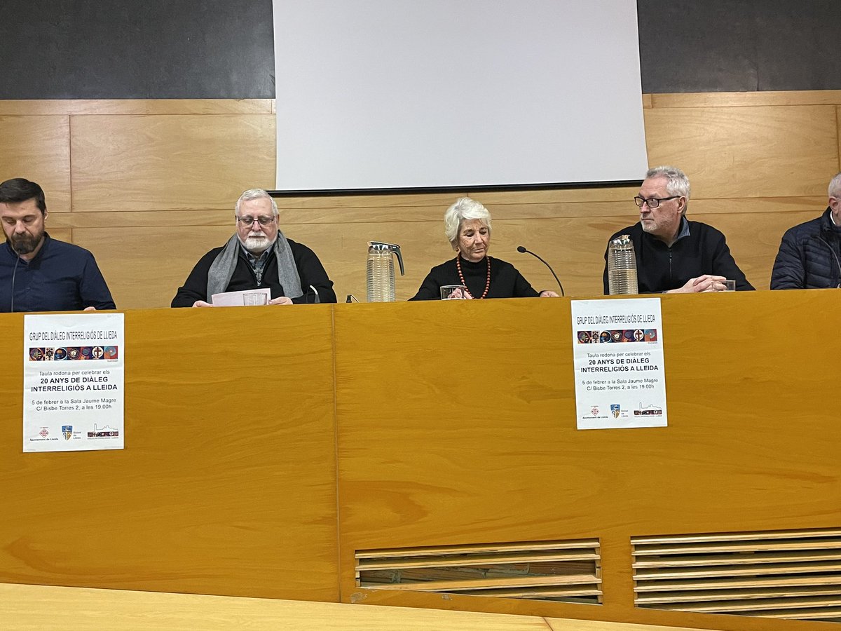 XavierEstradaF1's tweet photo. Publicació dels 20 anys de diàleg interreligiós a Lleida. Les societats democràtiques i pluralistes fiquen les persones al centre per a una bona convivència.
#dialeg #convivencia #religio https://t.co/36GBqEJVQd