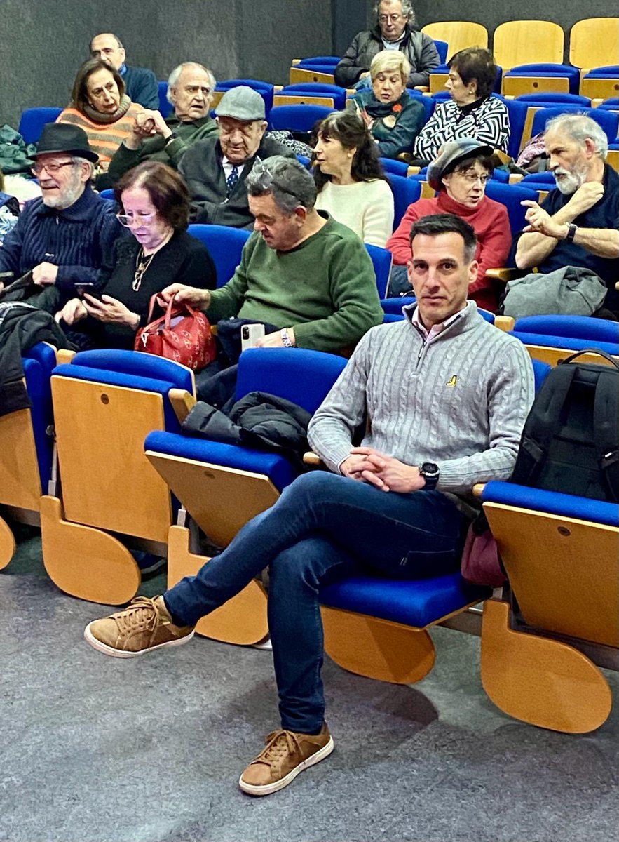 XavierEstradaF1's tweet photo. Publicació dels 20 anys de diàleg interreligiós a Lleida. Les societats democràtiques i pluralistes fiquen les persones al centre per a una bona convivència.
#dialeg #convivencia #religio https://t.co/36GBqEJVQd