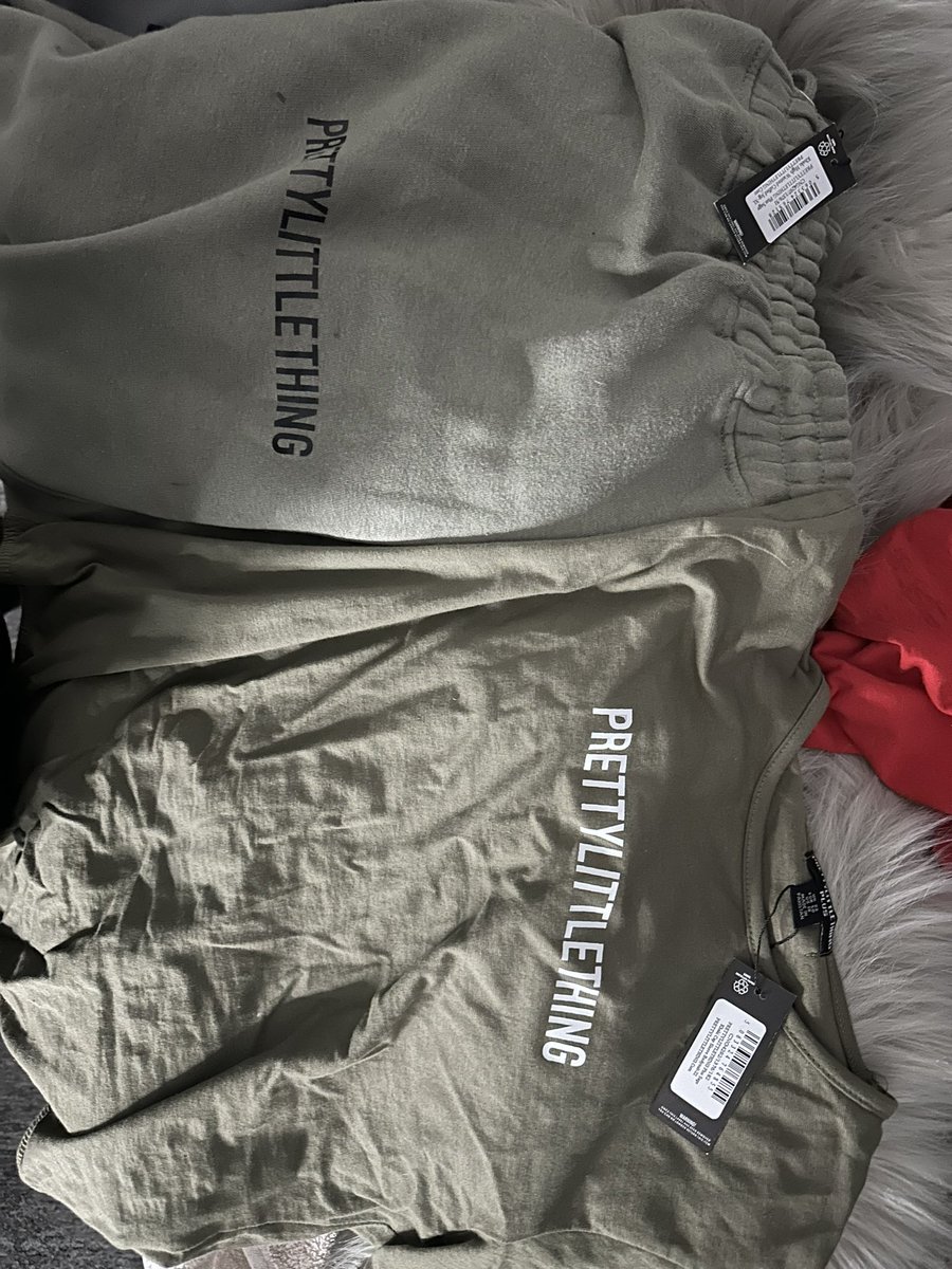 BPrettyTough's tweet photo. When the studio lighting makes black writing look like white writing @OfficialPLT … or brown look pinkish … https://t.co/Np77i72uxS