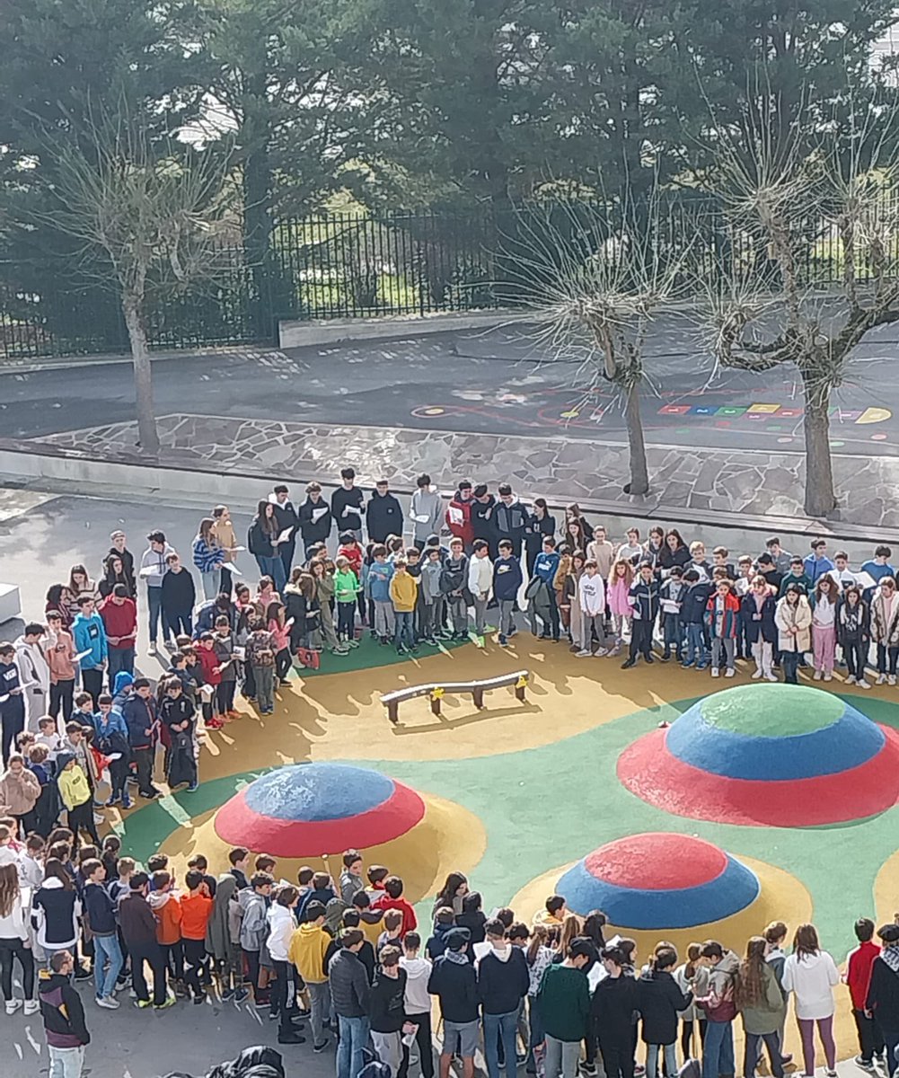 ClaretLarraona's tweet photo. 𝐒𝐚𝐧𝐭𝐚 𝐀𝐠𝐞𝐝𝐚 𝟐𝟎𝟐𝟒
Los mayores de euskera de Primaria junto con Secundaria hemos celebrado Santa Agueda cantando en el patio.
Gaur Santa Ageda ospatzeko, euskarazko DBH eta LH-ko haundiak, patioan elkartu gara abestera.
#euskera #plurilingüismo #somosclaretlarraona https://t.co/2V2448OFQn