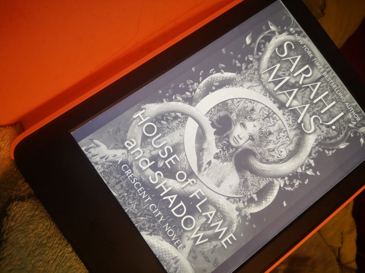 IslandIncomer's tweet photo. I love my kindle, it's so handy, but I feel like I'm missing out on how beautiful this art is. 😍😍

Honestly will demolish with gusto anything Sarah J Mass writes.

#reading #books #kindle #acotar https://t.co/N8ndOYFNHR