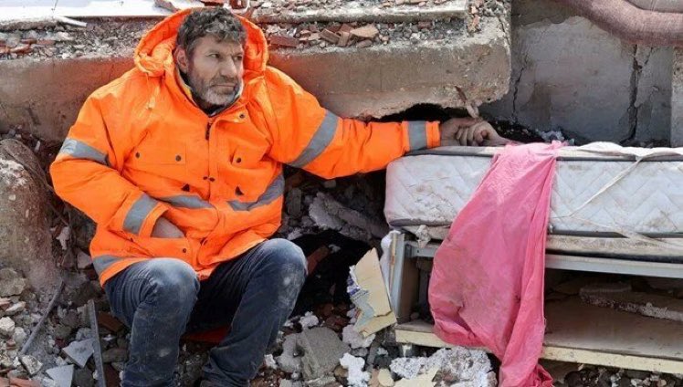 muhendisyenn's tweet photo. Bazı acılar hiç geçmeyecek..

#6şubat2023 https://t.co/61zLdHYnVK