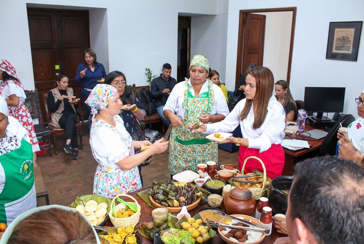 YesseniaVe29332's tweet photo. Popayán, fue la primera ciudad en ser nombrada Ciudad de la Gastronomía de la UNESCO desde 2005.

Por esto hoy nos alegra la visita de Corpoguardianas, quienes nos trajeron una muestra de sus más deliciosas preparaciones y con quiénes iniciamos una agenda de articulación
#popayán https://t.co/f04m8NurWn