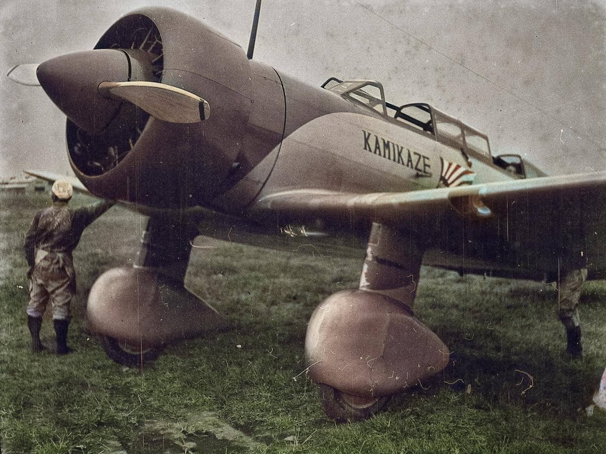 言わずと知れた神風号のオリジナルプリント。
と言うか、雑資料(紙屑)の入った木箱から救出た３Ｘ2cmほどのネガをスキャンして、彩色したもの。
なんと、恐らくロンドンに出発する前の、立川で撮影されたと思しき神風号の勇姿。
小さなネガだが、流石にオリジナル、解像度は抜群。