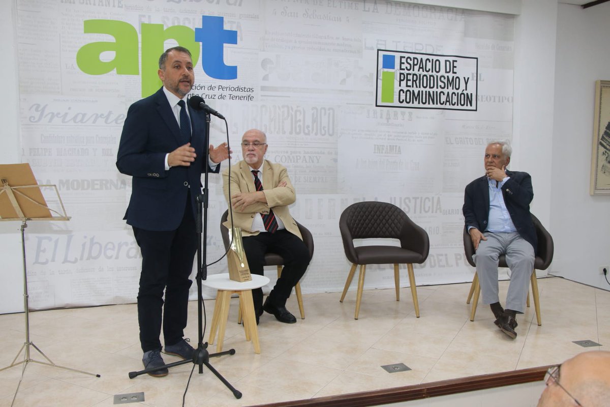 aprensatenerife's tweet photo. 📷 Entrega del Patricio Estévanez al periodista y escritor @cosmejuan, en acto celebrado en la sede de la #APTENERIFE https://t.co/o5CeMRPjZI