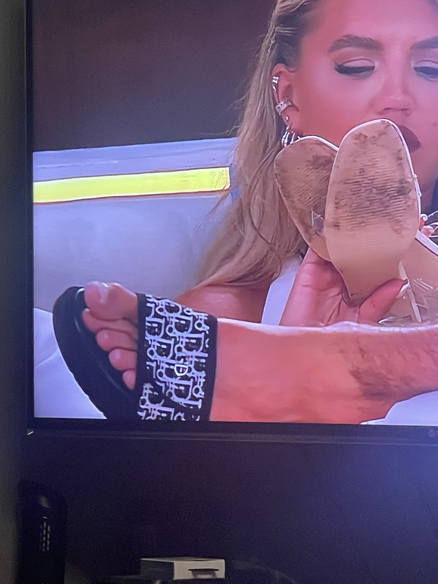 HayleyColes14's tweet image. Your toes ok in them diors hun #loveislandallstars #diorsdontfitmate #widefit