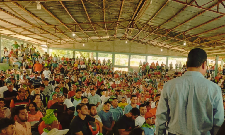 Avispa_Midia's tweet photo. #Honduras Comunidades protestan contra termoeléctrica que generará energía para minería; exigen al gobierno rechazar renovación de concesión.

👉 https://t.co/go12iCR5sN 🐝

#JusticiaParaGuapinol
#NoAlMegaproyecto
#GuapinolExigeJusticia https://t.co/wPlo7EBCdw