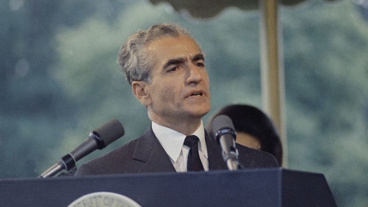 Awat_Baggio's tweet image. همینکه بعد از ۴۵ سال بجای دفاع از عملکرد خودشون ، با تو درگیرن یعنی هنوزم زنده ای .