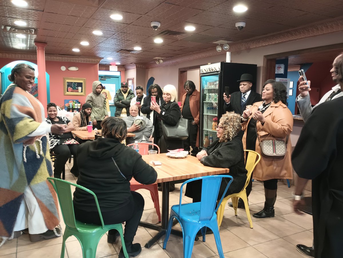 UptownKev30's tweet photo. We just got treated to a mini Gospel concert in the coffee shop
#MotorCityJavaHouse #ArtistVillageDetroit https://t.co/uQVysUdGbn