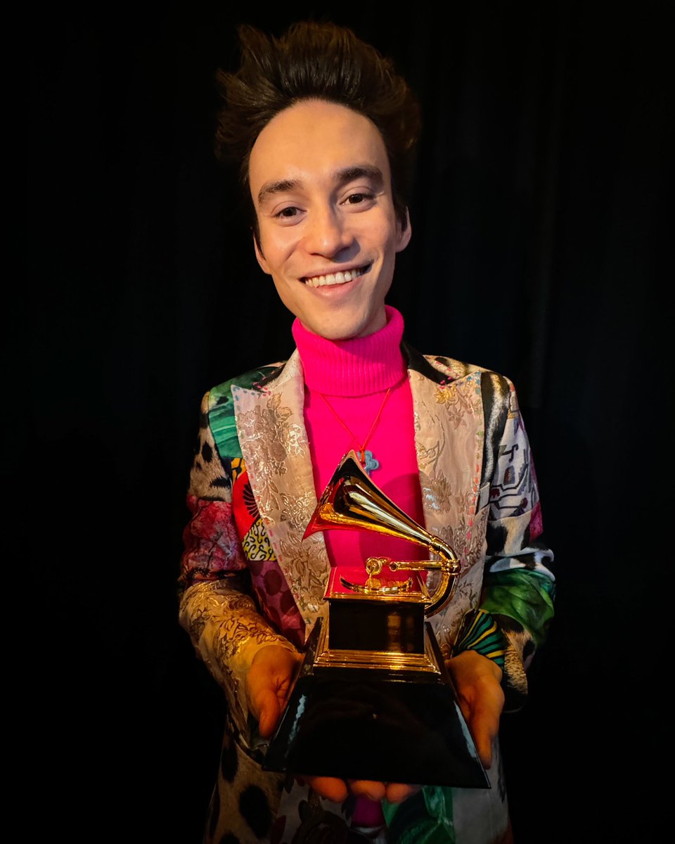 jacobcollier's tweet image. WE WON!!!!! Thank you Saje for having me. Number 6!!

And as for playing Both Sides Now with Joni…. still buffering. Lost for words. More on that later. 💙