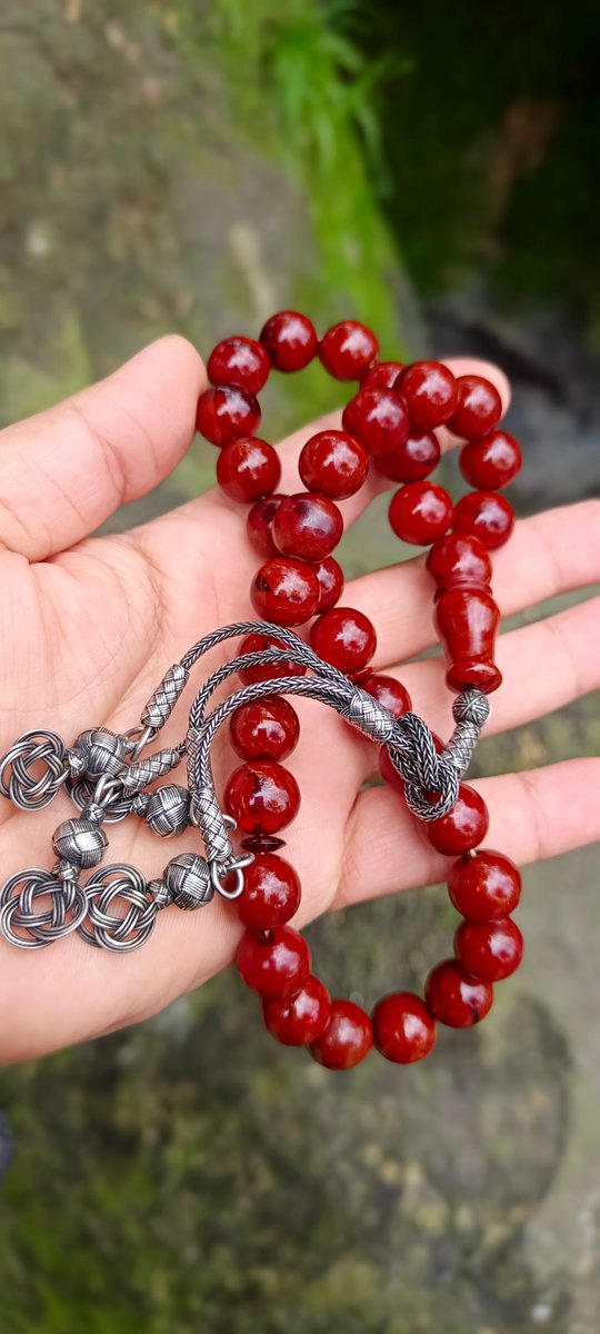 KallPhotograph's tweet photo. Amber 
Kehribar tesbih

#Amber 
#Kehribartesbih
#silver 
#gümüş
#photooftheday 
#NaturePhotography 
#viral 
#viralpost 
#fypageシ 
#kesfet 
#Antika https://t.co/ezAMgeZyco