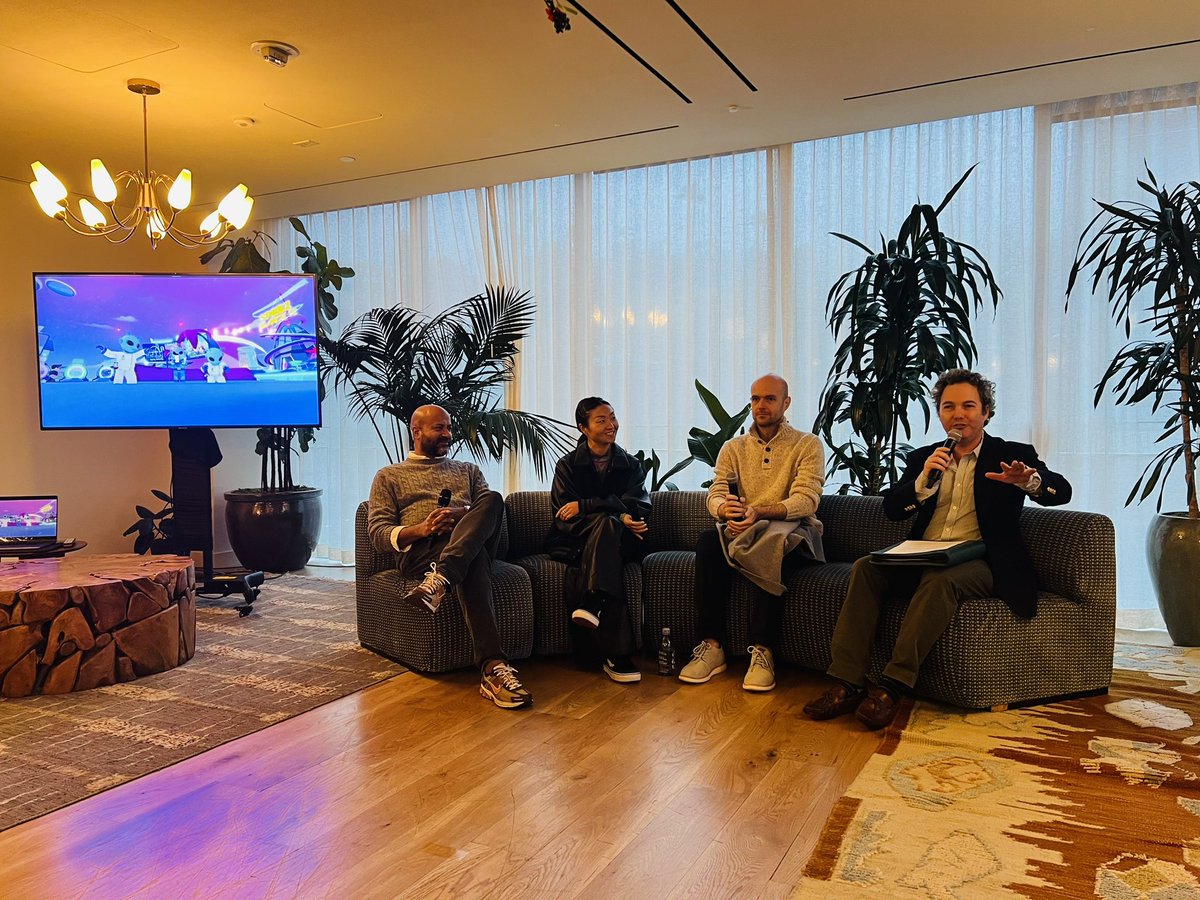 Great connecting with @JohnKraski and @justinshenkarow at their @sohoworks VIP networking breakfast in Hollywood, California. 

Loved listening into insights from: 
- Sean Keith from @NBCUniversal 
- Lizzy Yao from @Vans  
- Samuel Arvidsson from @TheGang_Gaming