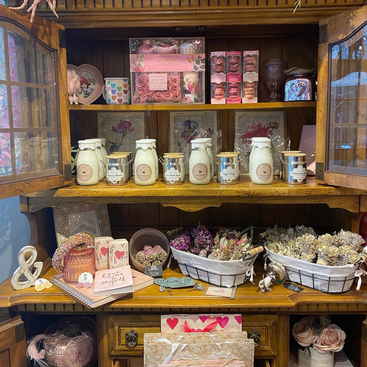 It’s love at first sight with Vanity House Designs Valentine's collection. 💌 Shop an array of home decor and perfect gifts for your Valentine. 💘