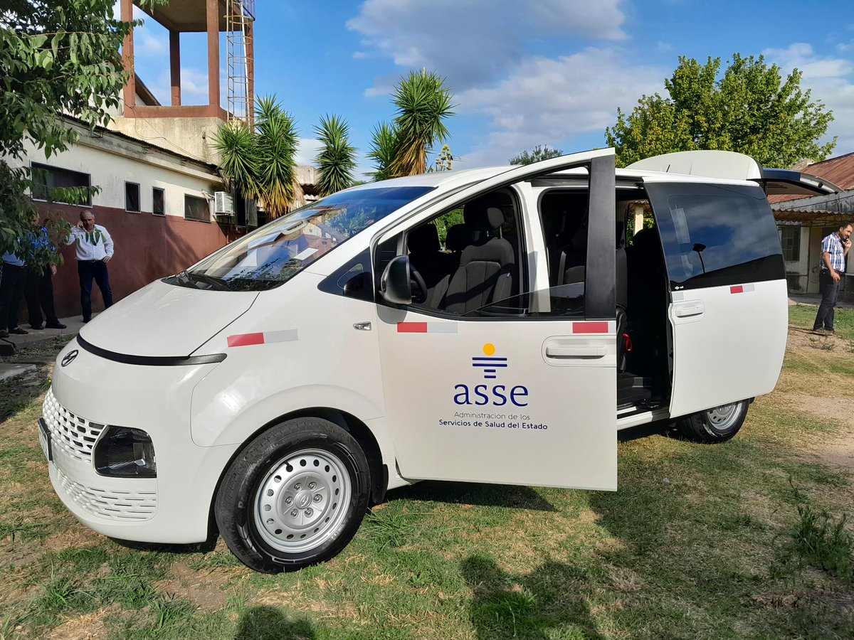 Acompañado a <a href="/LeoCipriani20/">Leonardo Cipriani</a> <a href="/SosaAbella/">Marcelo Sosa Abella</a> y equipo <a href="/ASSEcomunica/">ASSE</a> en entrega ambulancia 0K de traslado común, y un minibús para el Centro Auxiliar de Tala. Seguimos descentralizando.