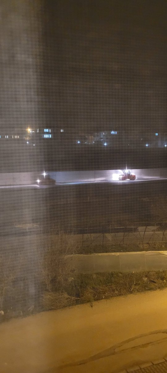 Saat 00:44. Üç pınar yolu üzerine yapılan yol çalışması. Hafta sonu yapıyorsunuz anladık tamam da hafta içi neden? Çalışan insanlarız, ben bu gürültüyü bu saatte çekmek zorunda mıyım? <a href="/balikesirbld/">Balıkesir Büyükşehir Belediyesi</a> <a href="/TC_Balikesir/">Balıkesir Valiliği</a> <a href="/yucelyilmazyy/">Yücel Yılmaz</a>