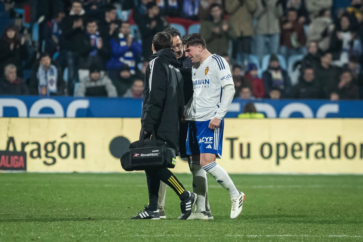 DMarzoFoto's tweet photo. Todo el ánimo del mundo a Raúl Guti, que abandonaba así, entre lágrimas, el césped de La Romareda #RealZaragoza https://t.co/22hkHIz1EA