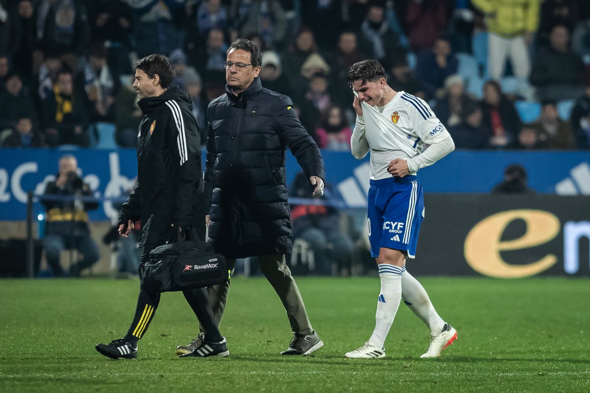 DMarzoFoto's tweet photo. Todo el ánimo del mundo a Raúl Guti, que abandonaba así, entre lágrimas, el césped de La Romareda #RealZaragoza https://t.co/22hkHIz1EA