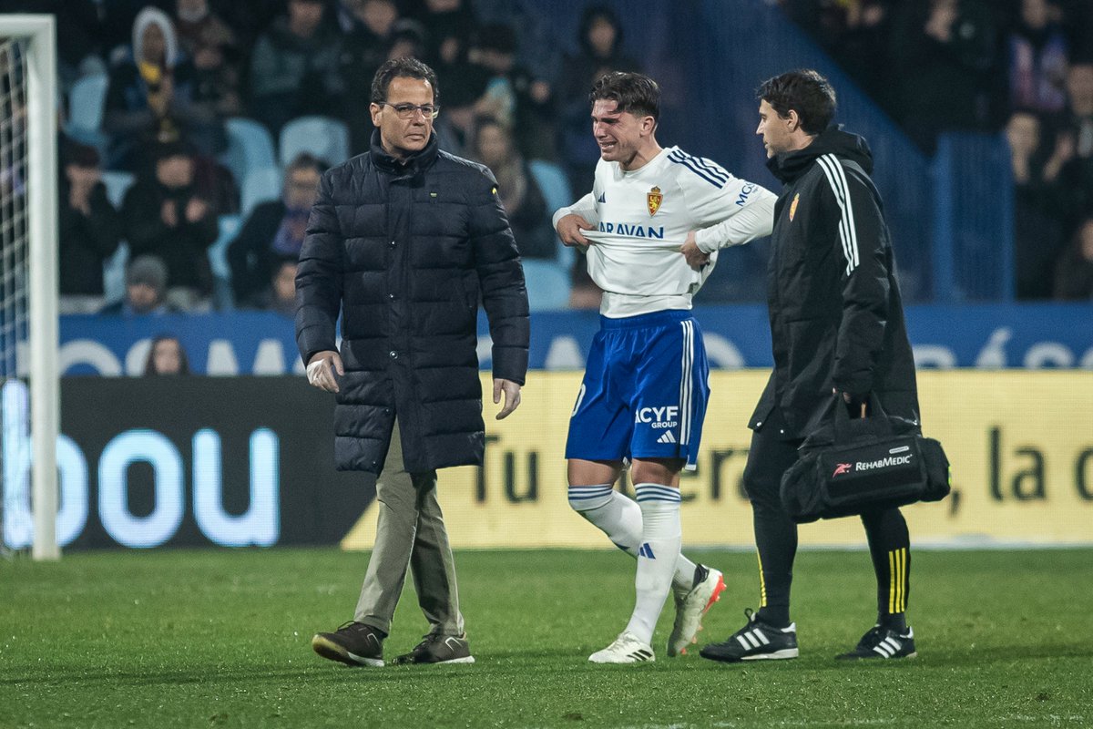 DMarzoFoto's tweet photo. Todo el ánimo del mundo a Raúl Guti, que abandonaba así, entre lágrimas, el césped de La Romareda #RealZaragoza https://t.co/22hkHIz1EA