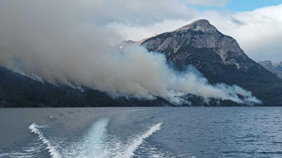 Chubutparatodos's tweet photo. Incendio forestal en el Parque Nahuel Huapi: cerraron senderos y circuitos
https://t.co/I92qYZwxmJ
#IncendioForestal #ParqueNahuelHuapi https://t.co/USwFZfmzbk
