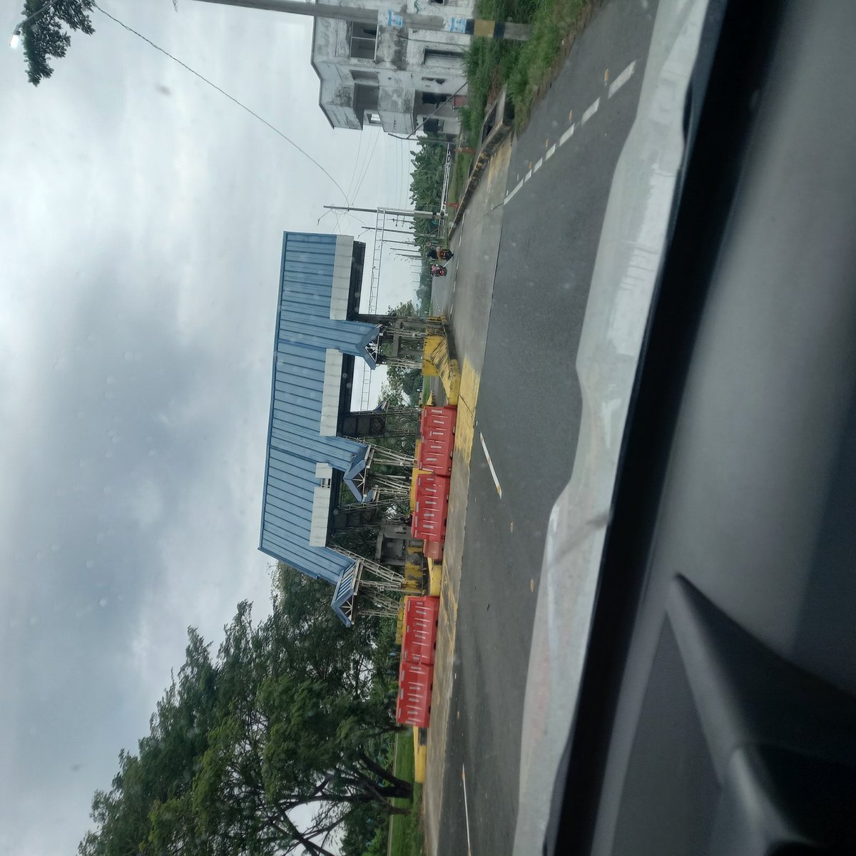 jguevaraprofe's tweet photo. Caseta de peaje abandonada en Urabá. La lucha de los urabaenses derrotó los peajes en esta zona(Chigorodó-Necoclí). https://t.co/23OndabmQU