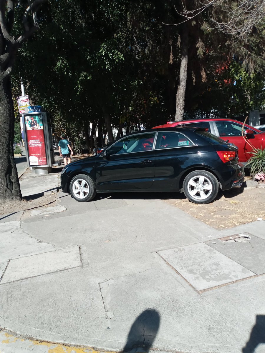 GabrielleBelau1's tweet photo. Hoy no les bastó a los franeleros con el cobijo de la #PoliciadeTransito de @OVIALCDMX , también la @BlindarBJ subiendo los coches sobre la banqueta en San Antonio y en Patriotismo @Seg_NapolesDF @SPedroDLosPinos @CNocheBuenaBJ @SSC_CDMX se mochan 50/50 con franeleros. https://t.co/VpcjMzz4xZ