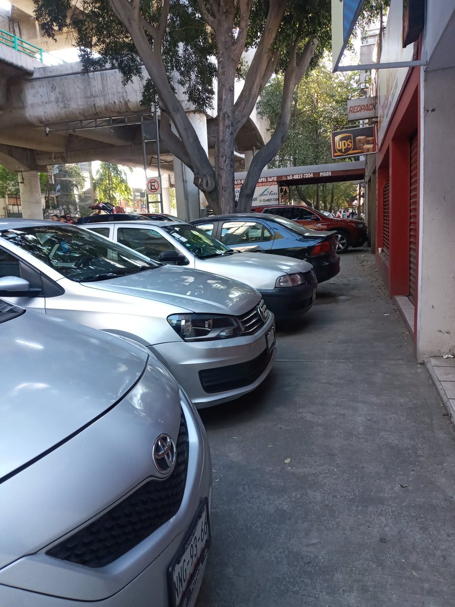 GabrielleBelau1's tweet photo. Hoy no les bastó a los franeleros con el cobijo de la #PoliciadeTransito de @OVIALCDMX , también la @BlindarBJ subiendo los coches sobre la banqueta en San Antonio y en Patriotismo @Seg_NapolesDF @SPedroDLosPinos @CNocheBuenaBJ @SSC_CDMX se mochan 50/50 con franeleros. https://t.co/VpcjMzz4xZ