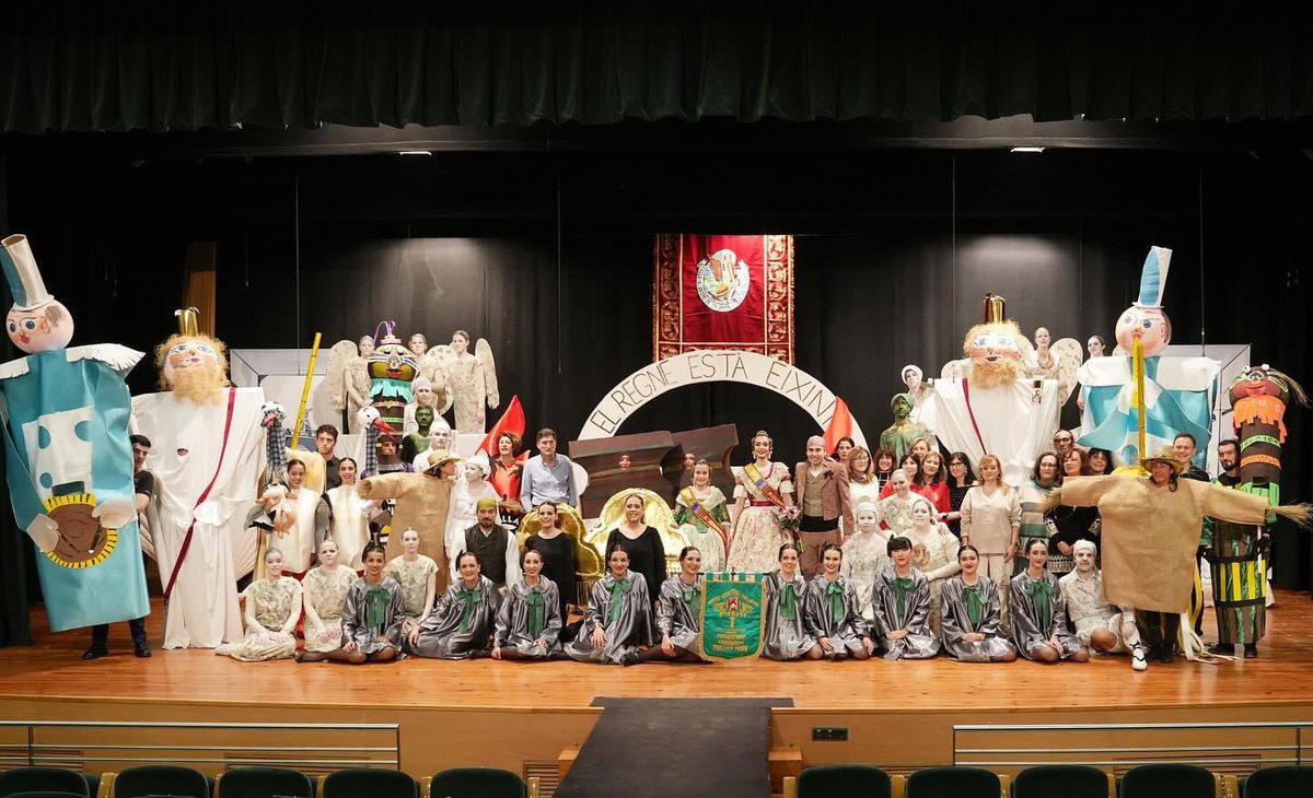 falladelregne's tweet photo. ¡El Regne està eixint!  

El domingo por la mañana vibramos con la presentación de Lucía Latorre Belenguer como Fallera Mayor de la Falla del Regne 👑. https://t.co/hbPQJactho
