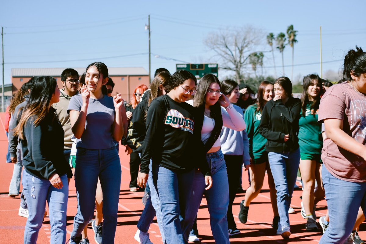 Never skip a Monday! 💪 Harlingen High School South is staying on track with their It's Time Texas Community Challenge workouts! 🏃‍♀️🏃 Students and coaches walk a mile every Monday to encourage students to stay active and build healthier lifestyles. 😀