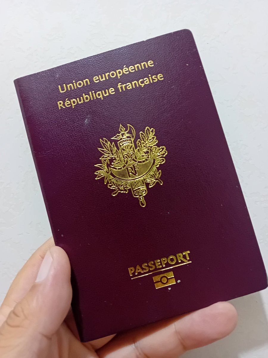 Munakuy_khuyay's tweet photo. AYUDA:
Almorce en Miraflores y al borde de una banca en una alameda encontre esta billetera, esta repleta de todo incluyendo pasaporte, documento de identidad, tarjetas de crédito, etc
Es una ciudadana francesa: Skevi Estelvina Brouhan.
Ayúdenme a encontrarla con RT porfavor https://t.co/PzPzbPMTL4