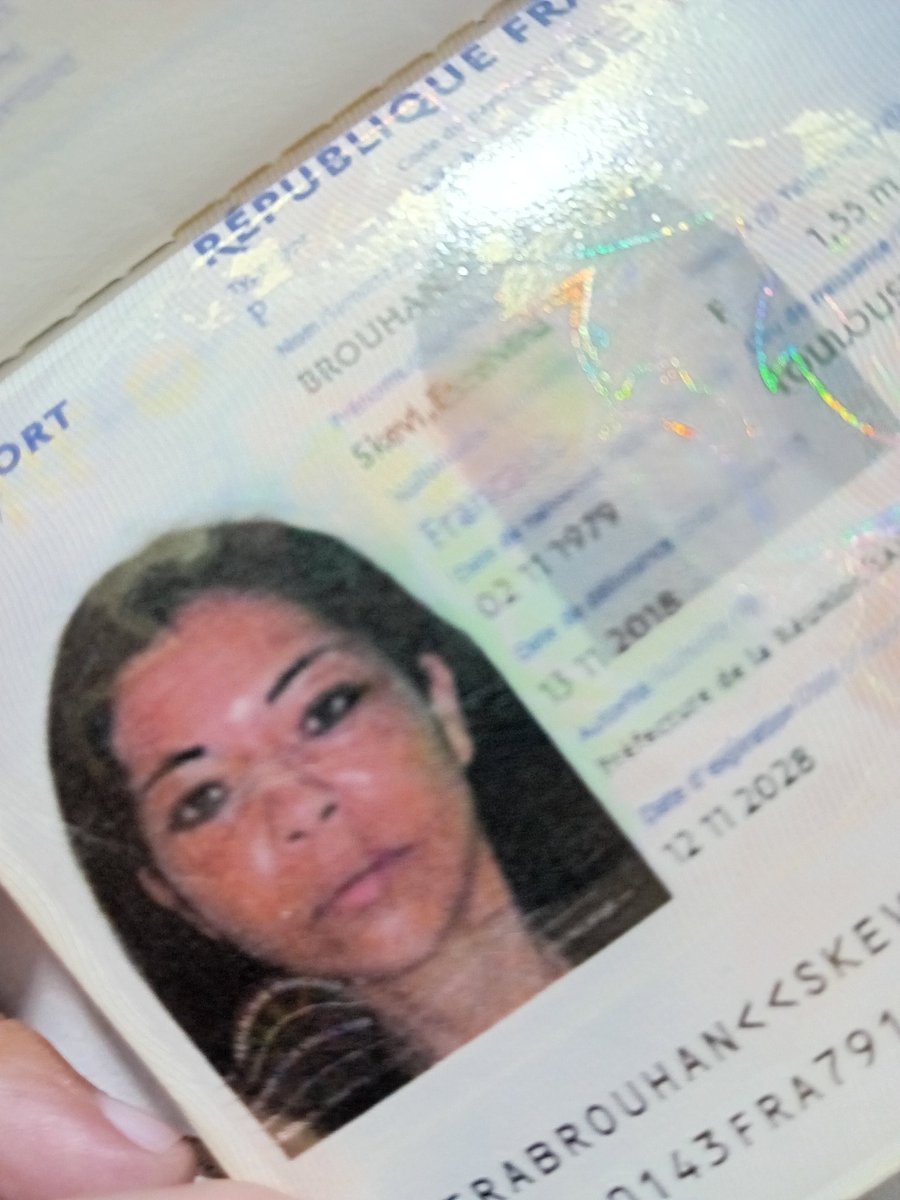 Munakuy_khuyay's tweet photo. AYUDA:
Almorce en Miraflores y al borde de una banca en una alameda encontre esta billetera, esta repleta de todo incluyendo pasaporte, documento de identidad, tarjetas de crédito, etc
Es una ciudadana francesa: Skevi Estelvina Brouhan.
Ayúdenme a encontrarla con RT porfavor https://t.co/PzPzbPMTL4
