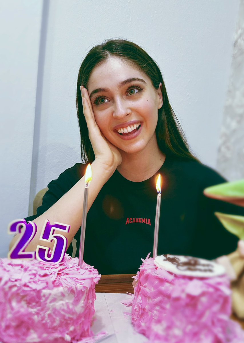 cemre_baysel's tweet photo. Yanımda olan, varlığını hissettiren herkese başta #CBFC aileme sonsuz teşekkürler..! 
Beraber büyüdüğümüz Nice yaşlarımız olsun!🎈 https://t.co/lVFKN0pKqC