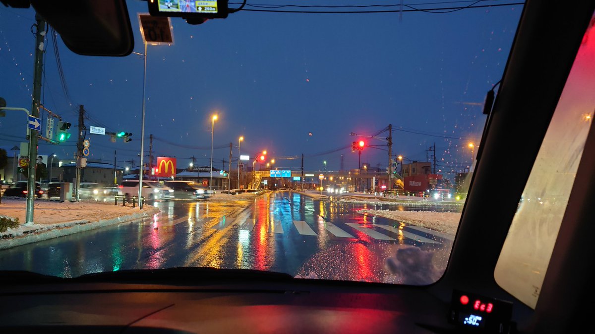 orutibi's tweet photo. 国道各所、雪はそうでも無いけど橋や登りは凍ってるからお気を付けて♪

あ、4号バイパス下り 元荒川の交差点から渋滞になってたから注意だよ～！ https://t.co/aZwxnAZ2a1