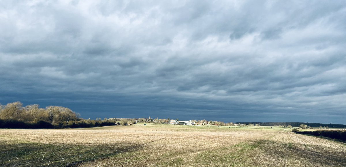 A #Lincolnshire Moody Big Sky over #StaintonByLangworth this afternoon. @LincsSkies