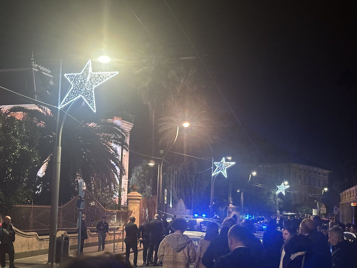BiancaBerry88's tweet photo. Ci tengo a precisare che sono usciti tutti da Villa Nobel, siamo tutti in strada, la situazione è pienamente sotto controllo. Non è la prima volta che c’è un allarme bomba a Sanremo, molto probabilmente si tratta solo di un falso allarme #Sanremo2024 https://t.co/6CxENW5ylI