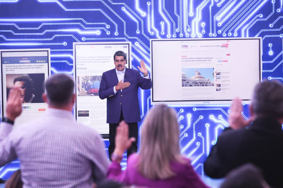 mippci_ven's tweet photo. #EnFotos📸| Pdte. @NicolasMaduro juramentó a los nuevos titulares de los Ministerios de @ComunasVE_ , @MinComNacional, @MinTrabajoVE y para la @MinMujerVe, "Para una nueva etapa de renovación y rumbo a las 7 Transformaciones del 2030".
#ElEquipoGana https://t.co/KbeGeK4Kju