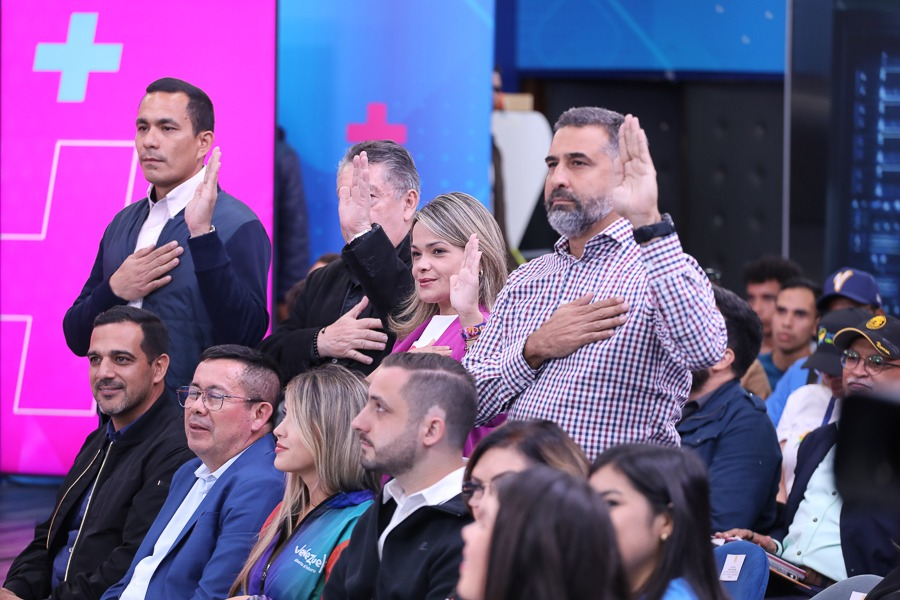 mippci_ven's tweet photo. #EnFotos📸| Pdte. @NicolasMaduro juramentó a los nuevos titulares de los Ministerios de @ComunasVE_ , @MinComNacional, @MinTrabajoVE y para la @MinMujerVe, "Para una nueva etapa de renovación y rumbo a las 7 Transformaciones del 2030".
#ElEquipoGana https://t.co/KbeGeK4Kju