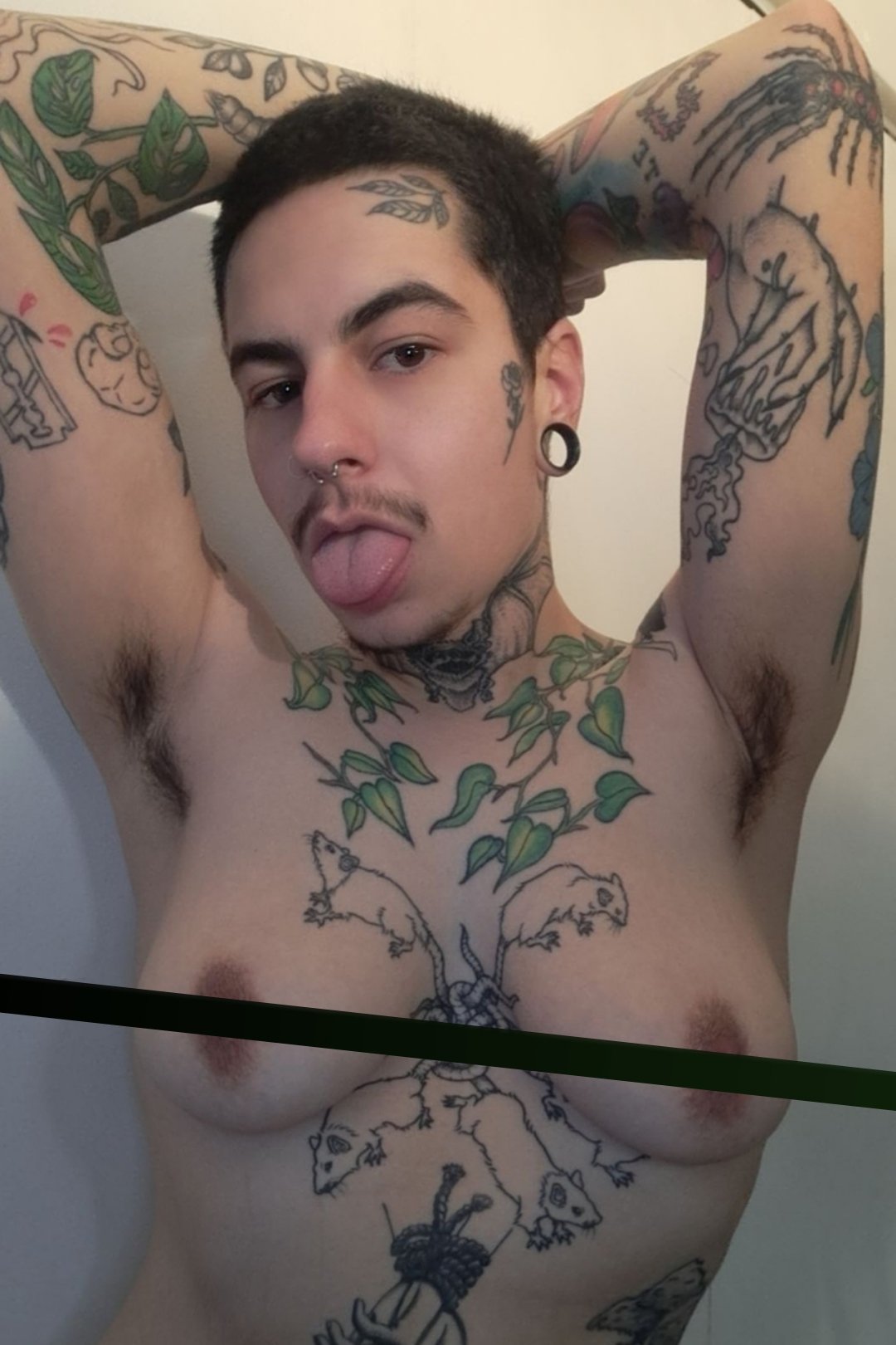 2 pic. Horny AND tipsy. Someone come keep my mouth busy https://t.co/bseWlBqnoA