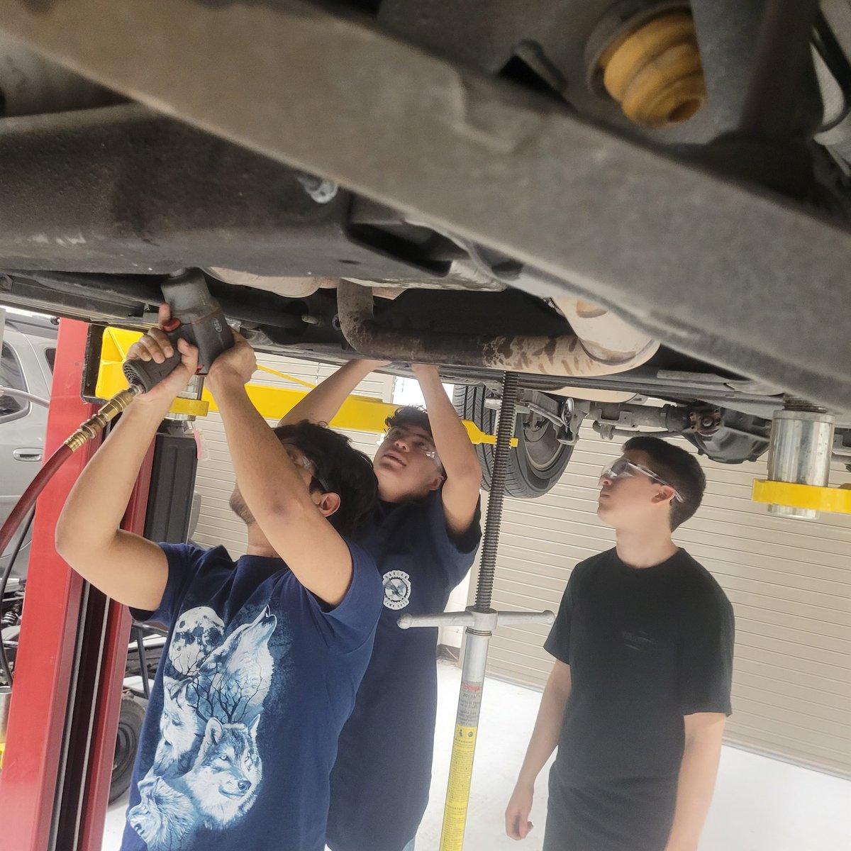 AutoHarlan's tweet image. Now, they've moved on to pulling a transmission to repair a rear main oil leak. These kids are amazing.