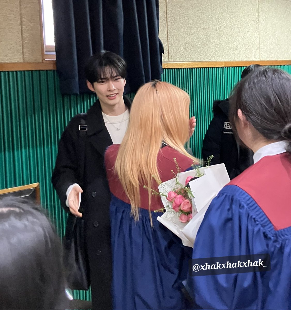 xhakxhakxhak_'s tweet photo. 성한빈씨 저도 봣네요 사실 친구가 보내줌 https://t.co/JANIYPtjV9