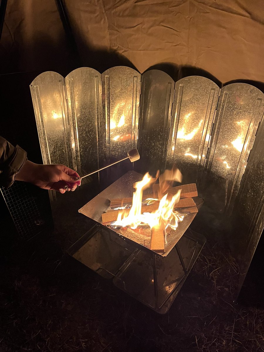 sa3030wa2's tweet photo. 洪庵とふもとっぱらで冬キャン���してきました⛄️🏕️

道志みちでタイヤがハマってしまい優しいお兄さんたちが助けてくれました😭
本当にありがとうございました🙇‍♀️🙌
キャンプ帰りの車屋のお兄さんに届きますように🥹

皆さんも雪道には気をつけてください！
冬用タイヤでも雪にハマります！😅 https://t.co/iXoP9tcdq9