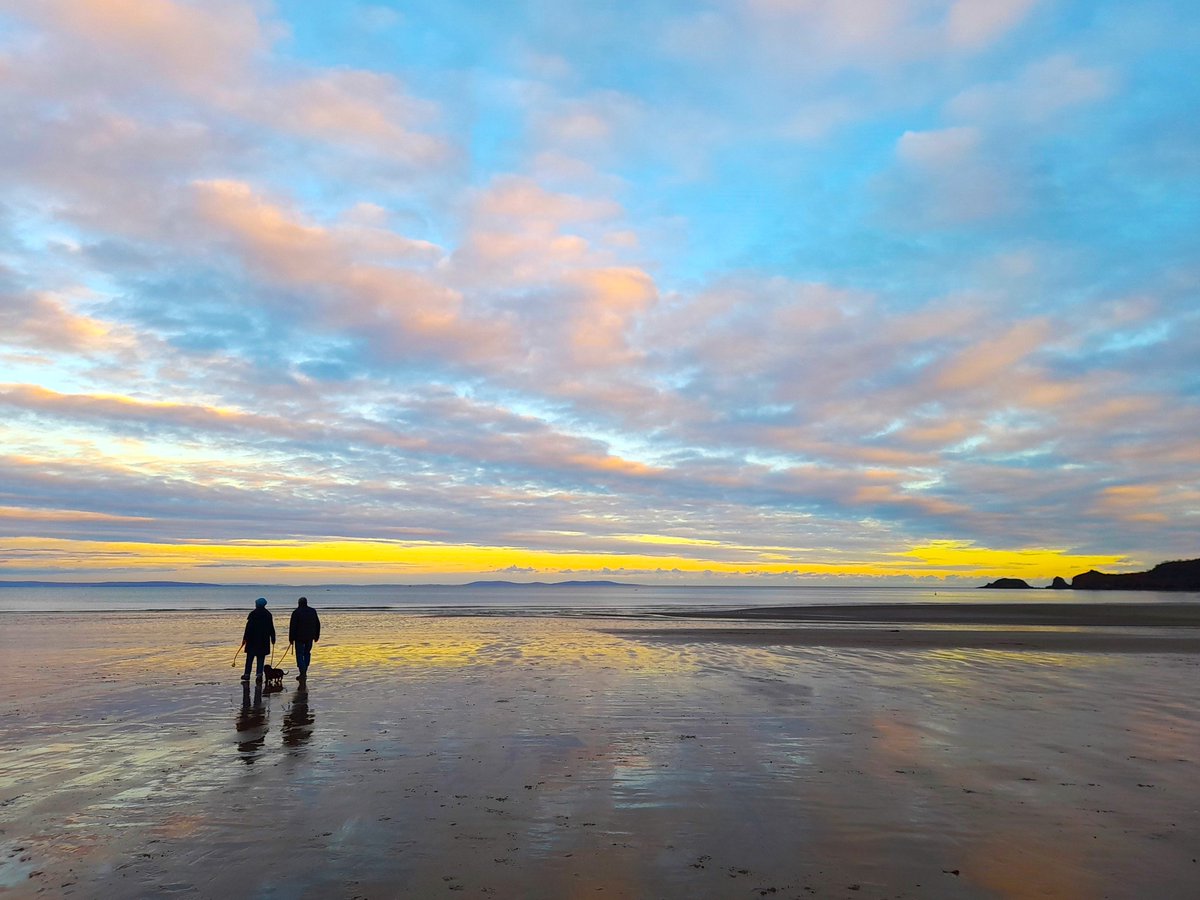Saundersfoot Beach and sundown reflections. #winterwalks #lovewhereyoulive #beachlife #wellbeing #Pembrokeshire #Wales