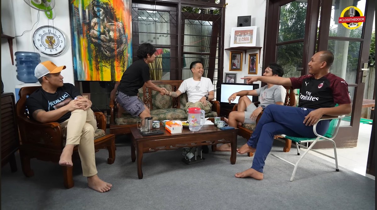 HabisNontonFilm's tweet photo. Berawal dari pertemuan ini, Agak Laen nodong koh Ernest bikinin film buat mereka.

Ditanya bakal bisa berapa penonton, Jegel ngomong "Sorry sorry ya, Koh. Satu juta (penonton) kugaransi."

6 bulan kemudian. Film AGAK LAEN dapet sejuta penonton hanya dalam 4 hari tayang! https://t.co/arvRMi9QeO